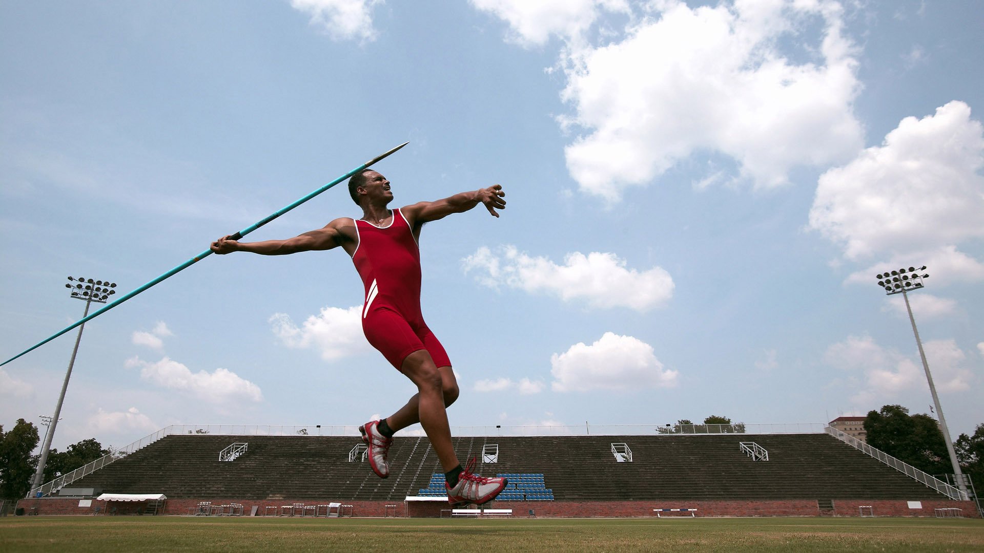 法甲“冠军争夺战”：巴黎圣日耳曼迎战紧咬不放的对手