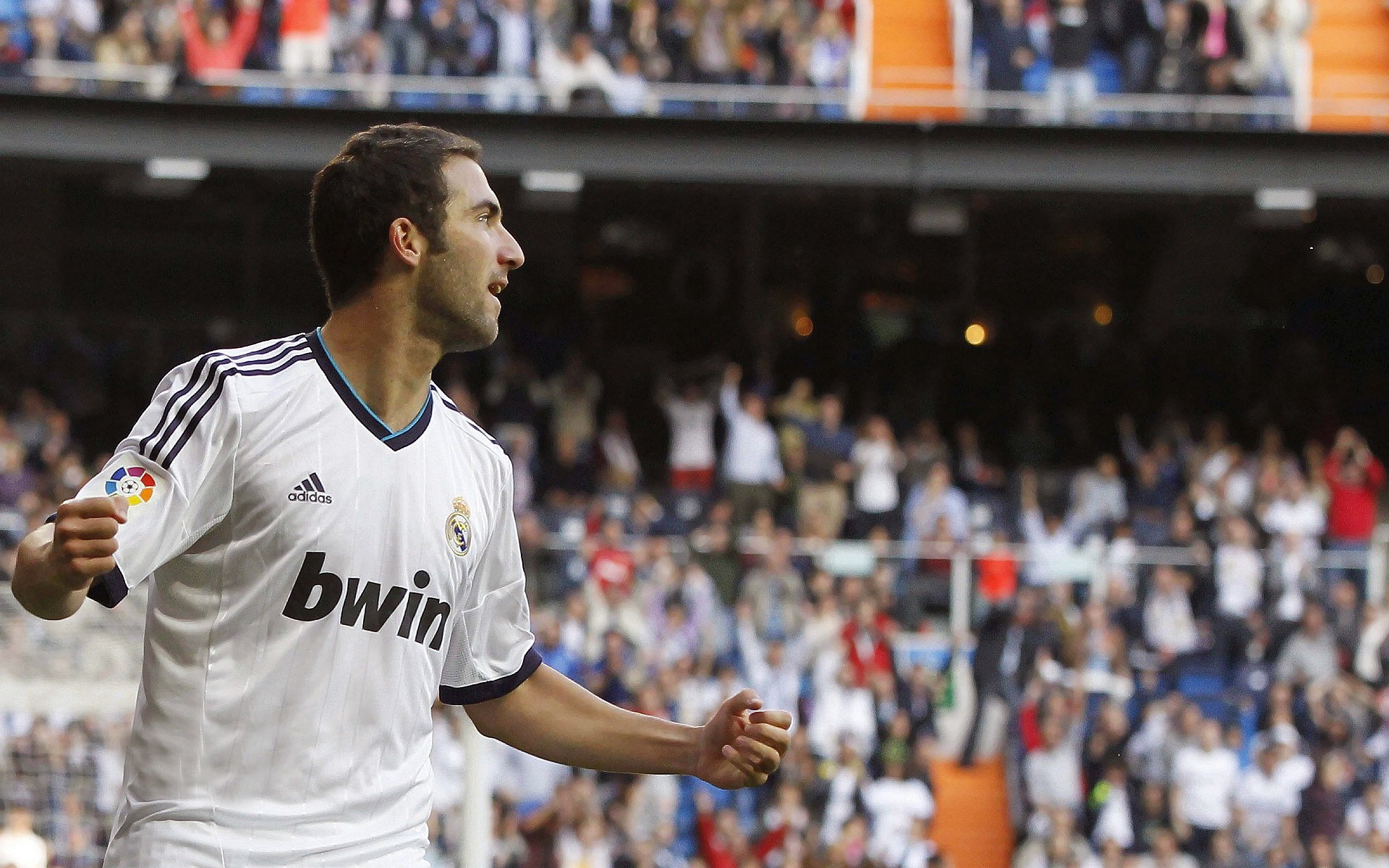 中超联赛中国队逆袭 球员表现备受认可，2021中超队伍